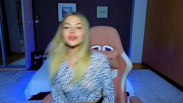 Snapshot of EmmyMills chatting on 03.17.25 EmmyMills online show from 03.17.25