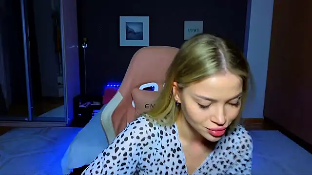 Snapshot of EmmyMills chatting on 03.17.25 EmmyMills online show from 03.17.25