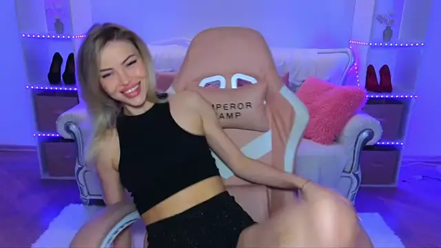 Snapshot of EmmyMills chatting on 10.17.25 EmmyMills online show from 10.17.25