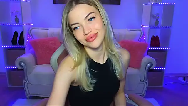 Snapshot of EmmyMills chatting on 10.23.25 EmmyMills online show from 10.23.25