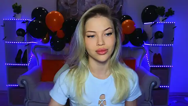 Snapshot of EmmyMills chatting on 10.28.25 EmmyMills online show from 10.28.25