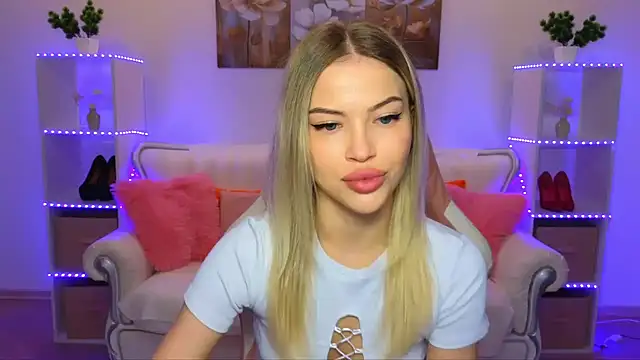 Snapshot of EmmyMills chatting on 11.07.25 EmmyMills online show from 11.07.25