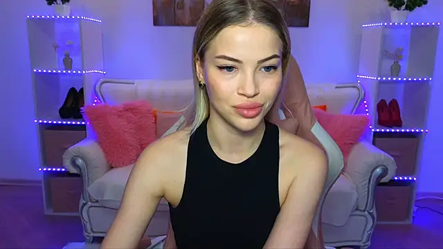 Snapshot of EmmyMills chatting on 11.09.25 EmmyMills online show from 11.09.25