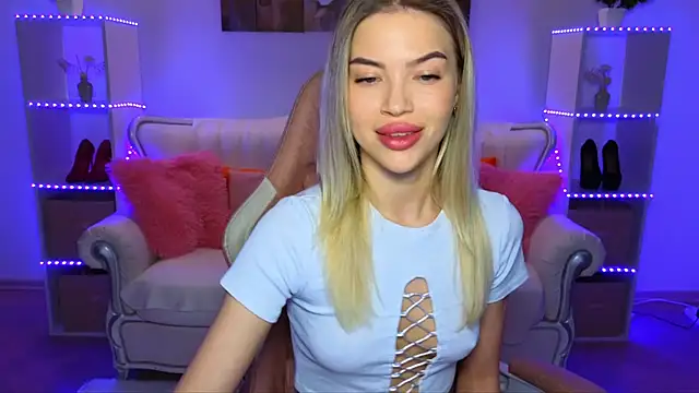 Snapshot of EmmyMills chatting on 11.15.25 EmmyMills online show from 11.15.25