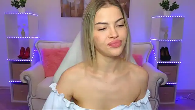 Snapshot of EmmyMills chatting on 11.29.25 EmmyMills online show from 11.29.25