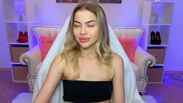 Snapshot of EmmyMills chatting on 12.02.25 EmmyMills online show from 12.02.25