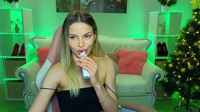 Snapshot of EmmyMills chatting on 12.20.25 EmmyMills online show from 12.20.25