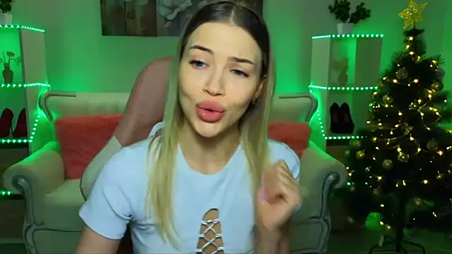 Snapshot of EmmyMills chatting on 12.21.25 EmmyMills online show from 12.21.25