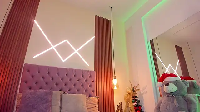 Sophia turneer online show from 12.18.25