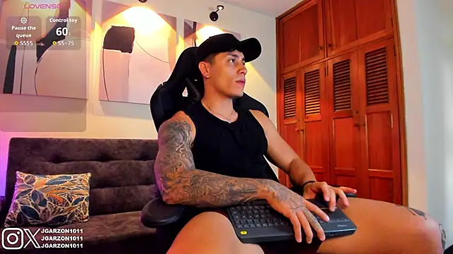 Snapshot of _joansoto chatting on 11.26.25 joansoto online show from 11.26.25