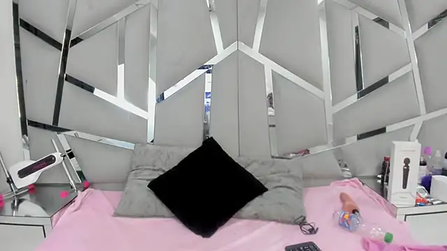Snapshot of Catherinee69_x chatting on 02.24.25 Catherinee69 x online show from 02.24.25