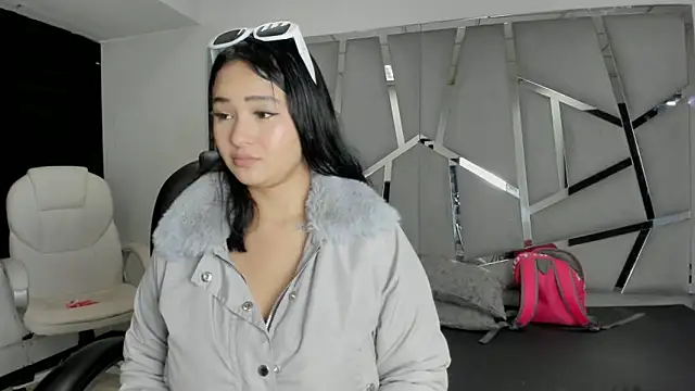 Snapshot of Catherinee69_x chatting on 10.13.25 Catherinee69 x online show from 10.13.25