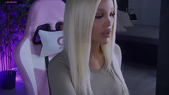 Snapshot of shayblonde chatting on 12.23.24 shayblonde online show from 12.23.24