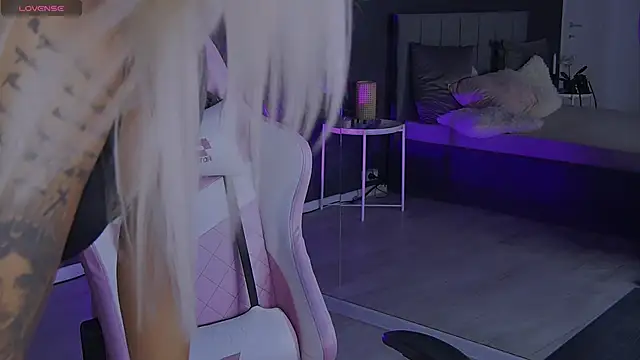 Snapshot of shayblonde chatting on 12.28.24 shayblonde online show from 12.28.24