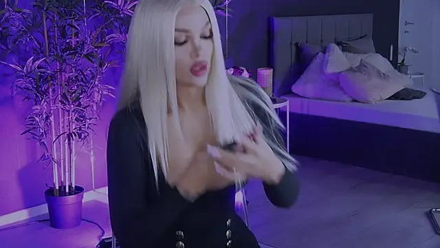 Snapshot of shayblonde chatting on 01.19.25 shayblonde online show from 01.19.25
