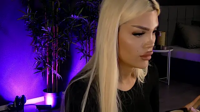 Snapshot of shayblonde chatting on 02.17.25 shayblonde online show from 02.17.25