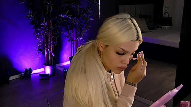 Snapshot of shayblonde chatting on 02.18.25 shayblonde online show from 02.18.25