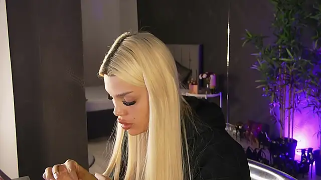 Snapshot of shayblonde chatting on 03.11.25 shayblonde online show from 03.11.25