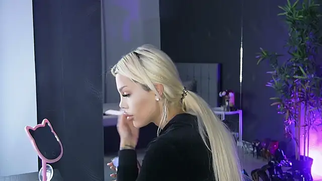 Snapshot of shayblonde chatting on 03.15.25 shayblonde online show from 03.15.25