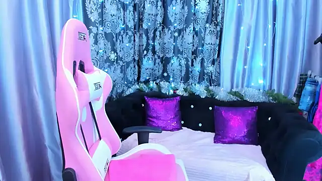 Snapshot of KamilaFoxy chatting on 12.27.24 KamilaFoxy online show from 12.27.24