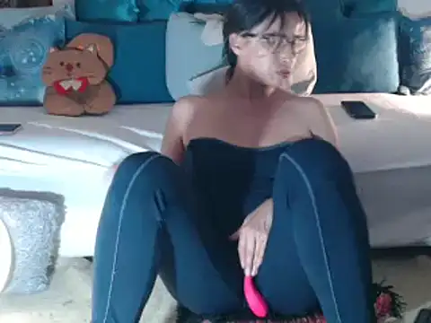 Snapshot of velvet_lips01 chatting on 12.16.25 velvet lips01 online show from 12.16.25