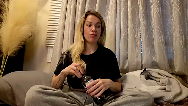 Snapshot of kianaxxx chatting on 01.07.26 kianaxxx online show from 01.07.26