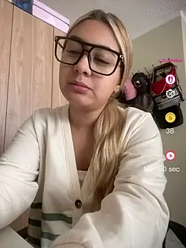 Snapshot of Miabonnett_ chatting on 05.05.26 Miabonnett online show from 05.05.26