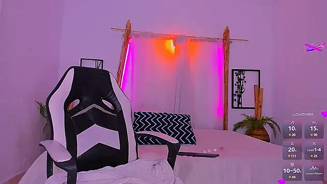 Snapshot of _RedMoon chatting on 12.23.24 RedMoon online show from 12.23.24