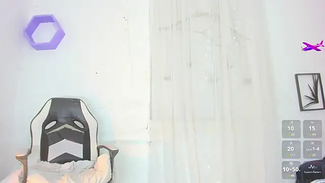 Snapshot of _RedMoon chatting on 10.25.25 RedMoon online show from 10.25.25