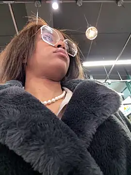 Snapshot of Black_Dolll chatting on 11.24.25 Black Dolll online show from 11.24.25