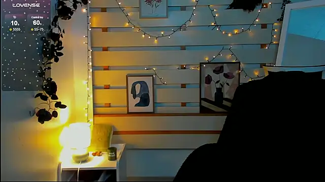 Josephine Kiss online show from 02.04.26