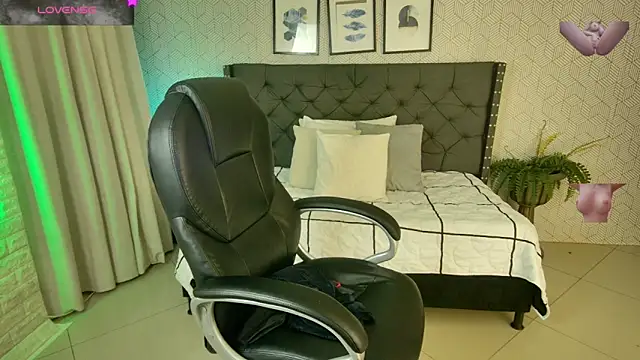 Snapshot of sussy__stone chatting on 12.23.24 sussy stone online show from 12.23.24