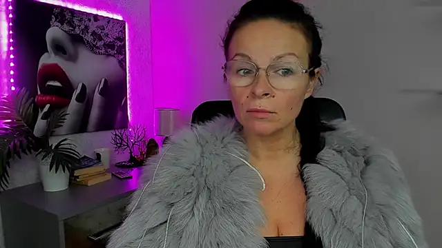 HelenLuxx online show from 10.02.25
