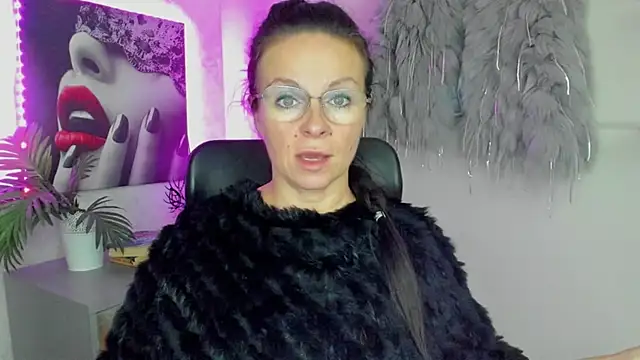 HelenLuxx online show from 10.09.25