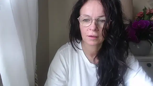 HelenLuxx online show from 10.23.25