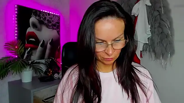HelenLuxx online show from 05.20.26