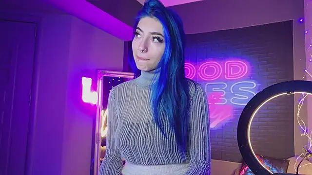 Snapshot of AriaVoss chatting on 12.11.24 AriaVoss online show from 12.11.24