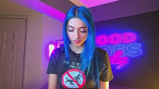 Snapshot of AriaVoss chatting on 12.13.24 AriaVoss online show from 12.13.24