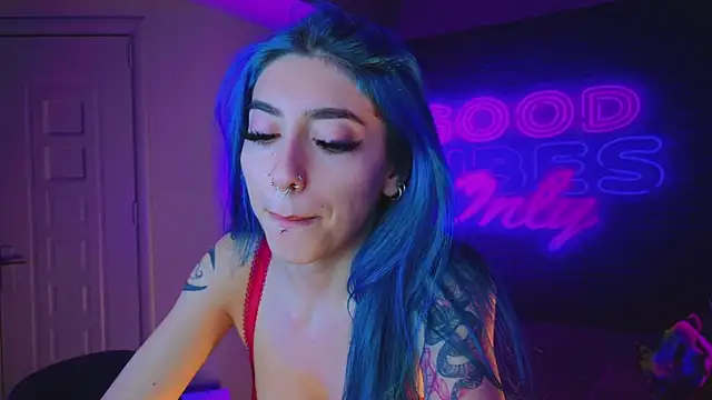 Snapshot of AriaVoss chatting on 12.21.24 AriaVoss online show from 12.21.24