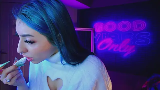 Snapshot of AriaVoss chatting on 12.27.24 AriaVoss online show from 12.27.24