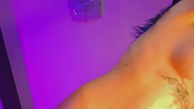 Snapshot of AriaVoss chatting on 12.28.24 AriaVoss online show from 12.28.24