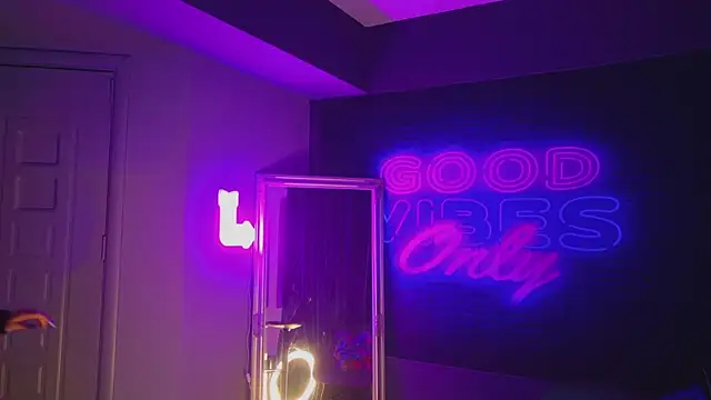 Snapshot of AriaVoss chatting on 12.28.24 AriaVoss online show from 12.28.24