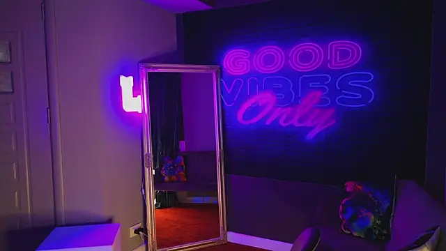 Snapshot of AriaVoss chatting on 12.29.24 AriaVoss online show from 12.29.24