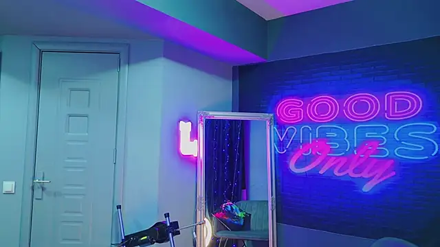 Snapshot of AriaVoss chatting on 01.13.25 AriaVoss online show from 01.13.25