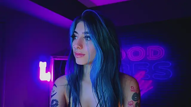 Snapshot of AriaVoss chatting on 01.14.25 AriaVoss online show from 01.14.25