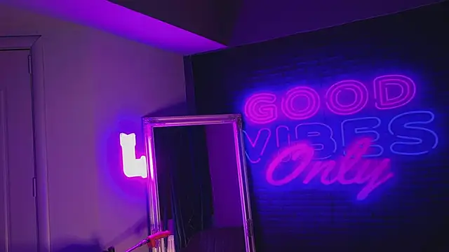 Snapshot of AriaVoss chatting on 01.22.25 AriaVoss online show from 01.22.25