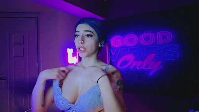 Snapshot of AriaVoss chatting on 01.30.25 AriaVoss online show from 01.30.25