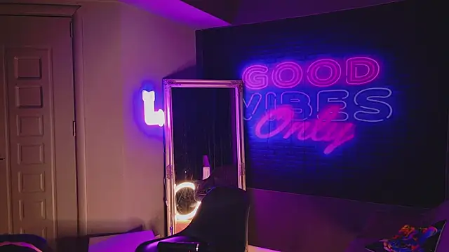 Snapshot of AriaVoss chatting on 02.10.25 AriaVoss online show from 02.10.25