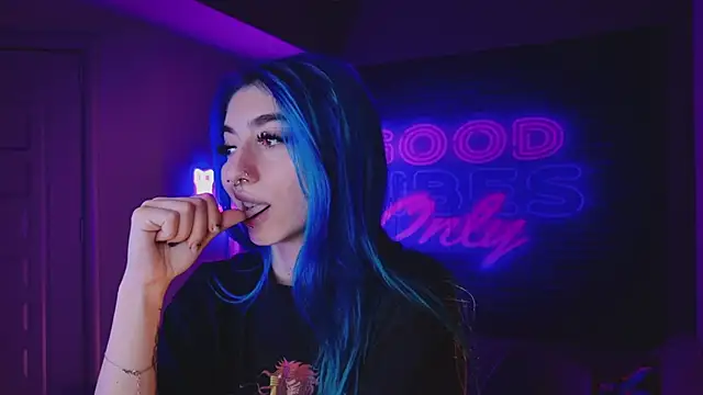 Snapshot of AriaVoss chatting on 02.11.25 AriaVoss online show from 02.11.25