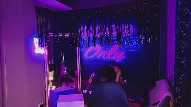 Snapshot of AriaVoss chatting on 02.13.25 AriaVoss online show from 02.13.25